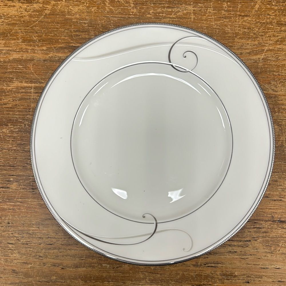 Noritake Platinum Wave Salad Plate. KK157